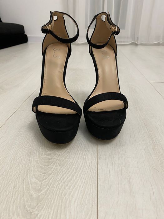 Чисто Нови Обувки с висок ток- велур , 39- номер