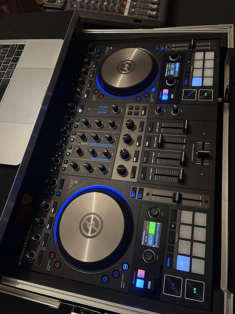 Traktor Kontrol S4 – Controller DJ Profesional