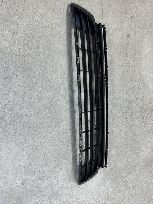 Grilă inferioară bară față vw golf 7.cod:5g0853677.a.