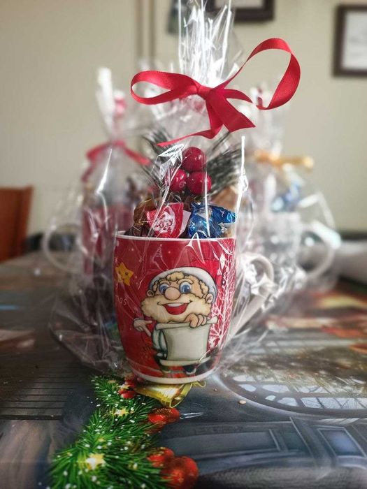 Коледни ръчно подредени чаши с лакомства
