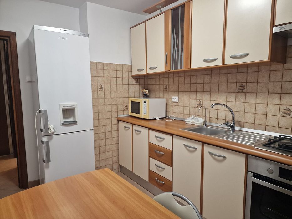 Închiriez apartament 2 camere decomandat + loc parcare zona Anda