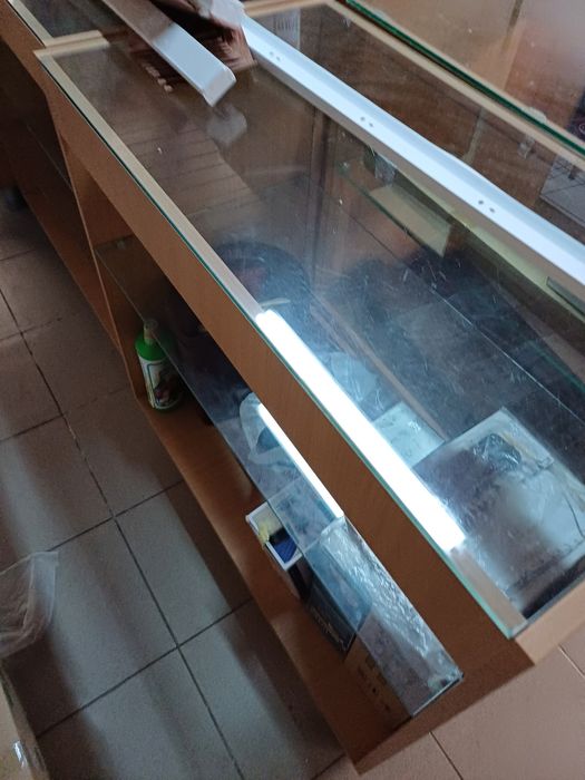 Vitrine și corpuri cu rafturi