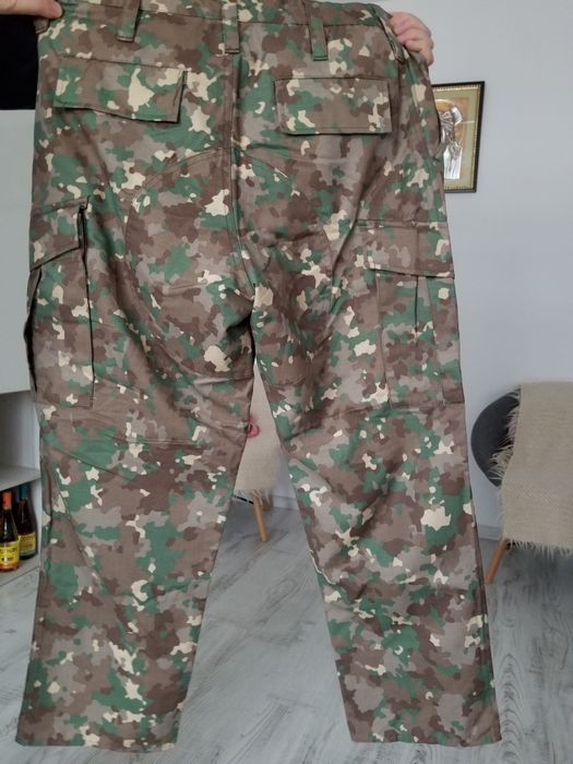 Pantaloni camuflat