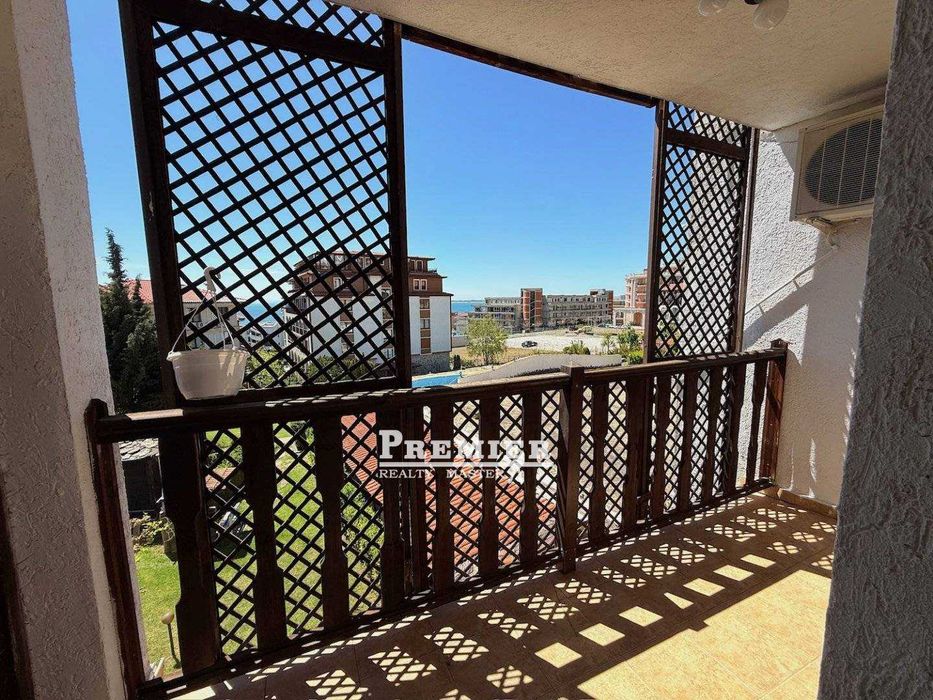 Тристаен апартамент с гледка към морето на 300 метра от плажа