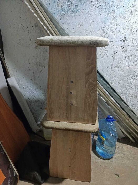 Продам две табуретки по 1000 т каждая. Возможна доставка.