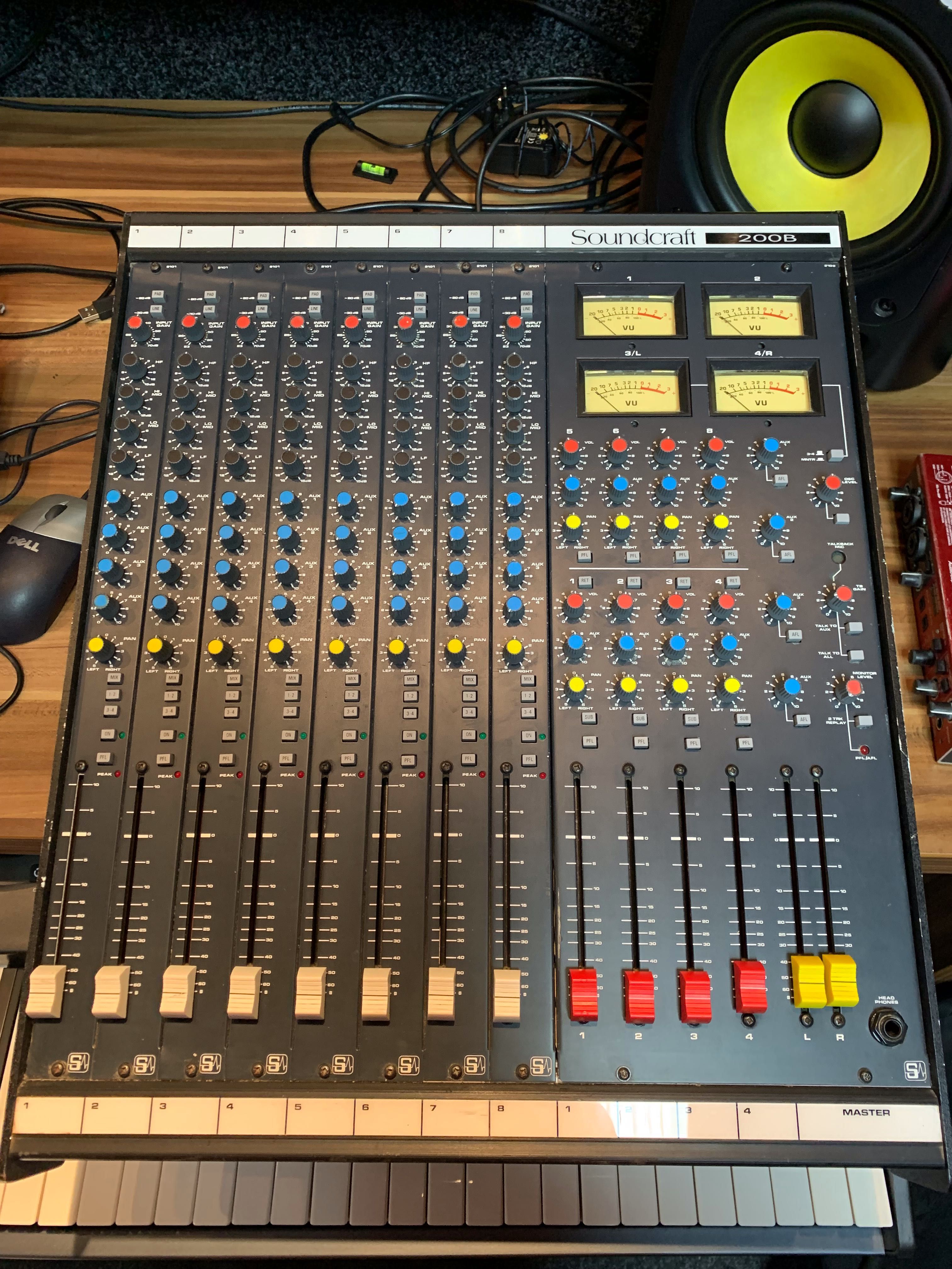 mixer soundcraft 200b