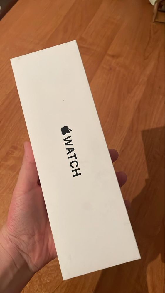 Apple Watch SE смарт часы черного цвета.