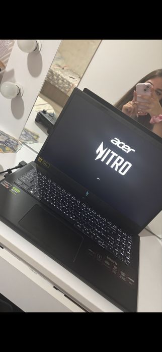 Vând laptop de gaming Acer nitro v15 care vine cu windows instalat
