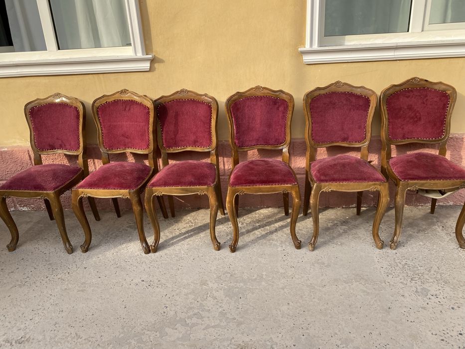 продается стол и стулия ношки ливинний антиквар нормалном состоянийизо