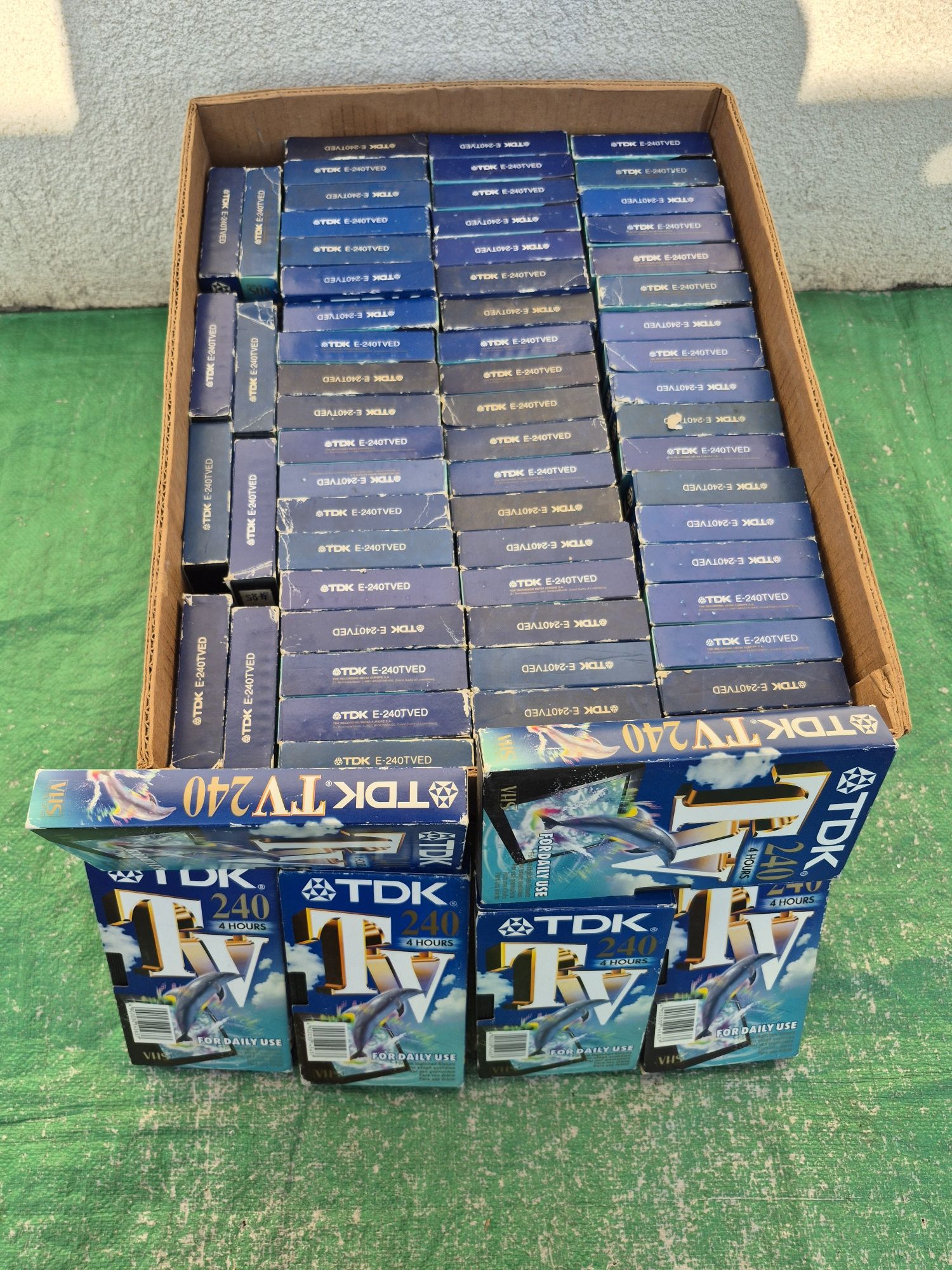Vând o colecție de 44 casete video VHS originale TDK de 240 minute