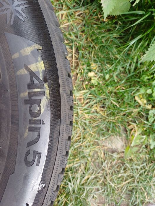 Vând 2 anvelope de iarna 225 55 r16 MICHELIN aproape noi