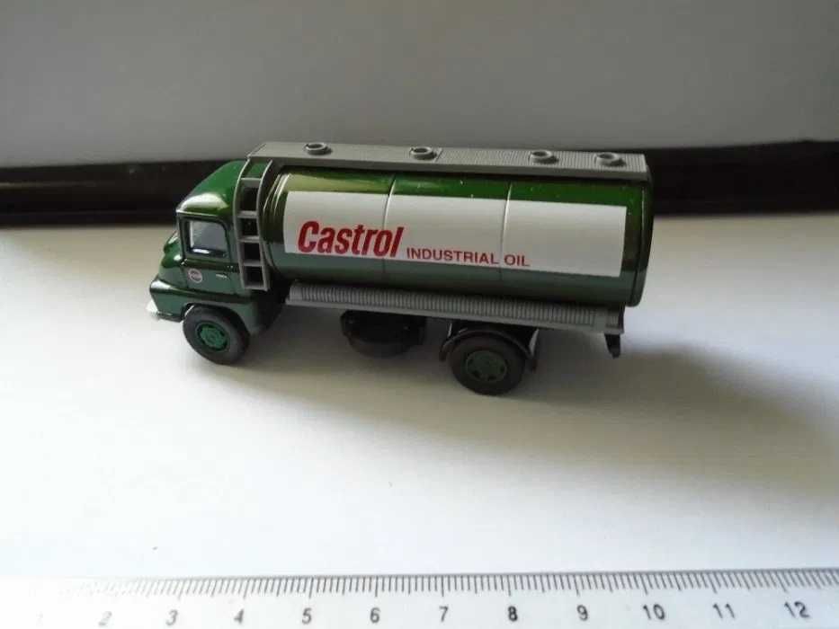 Vanguards Leyland Comet Tanker - Ford Thames Trader Tanker - 1/64