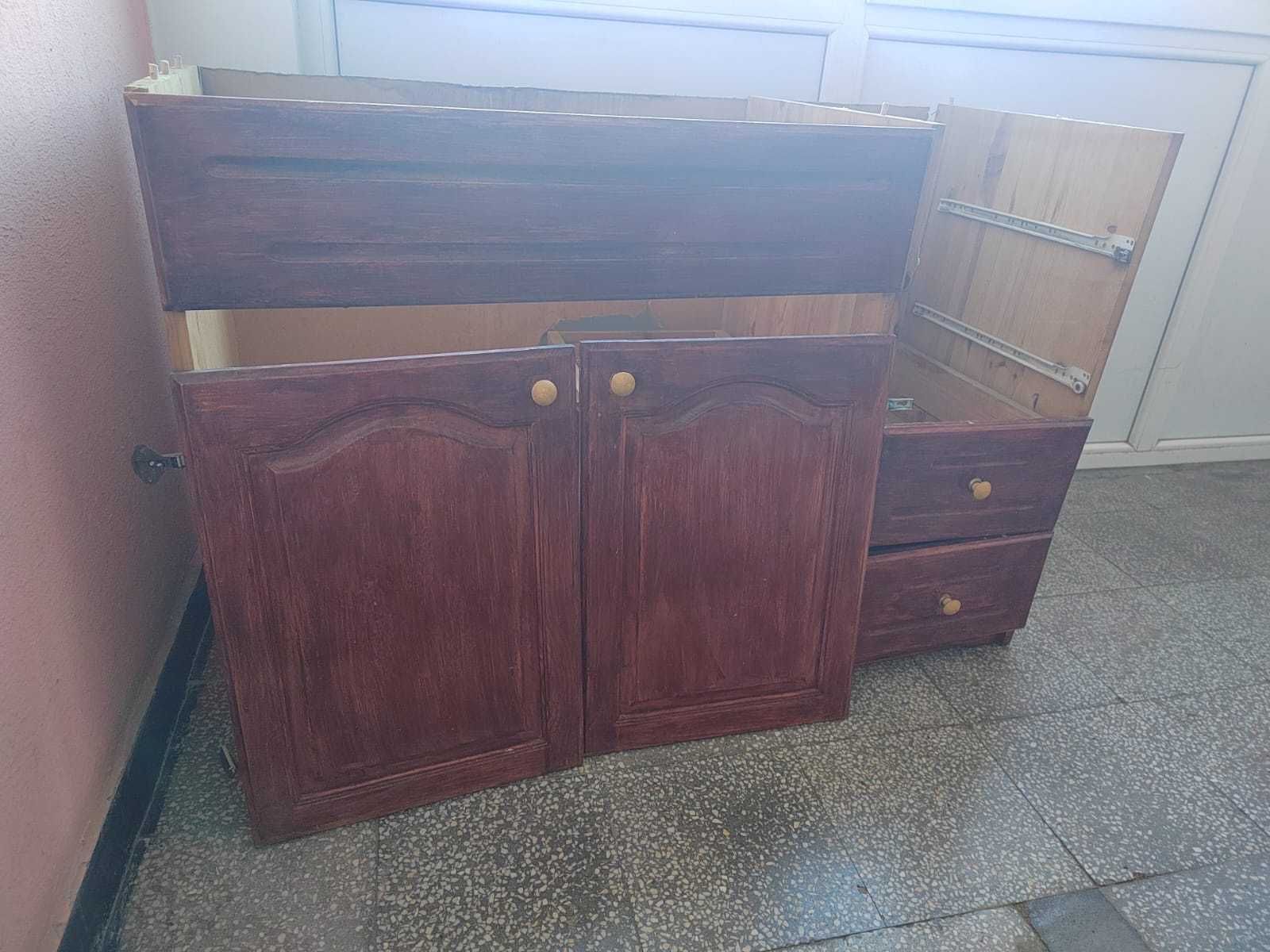 Дървен кухненски шкаф