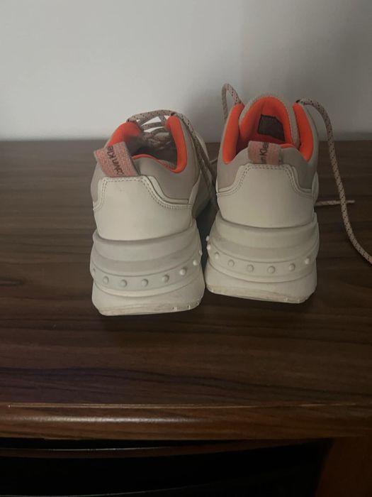 Adidas de culoare argintiu cu portocaliu