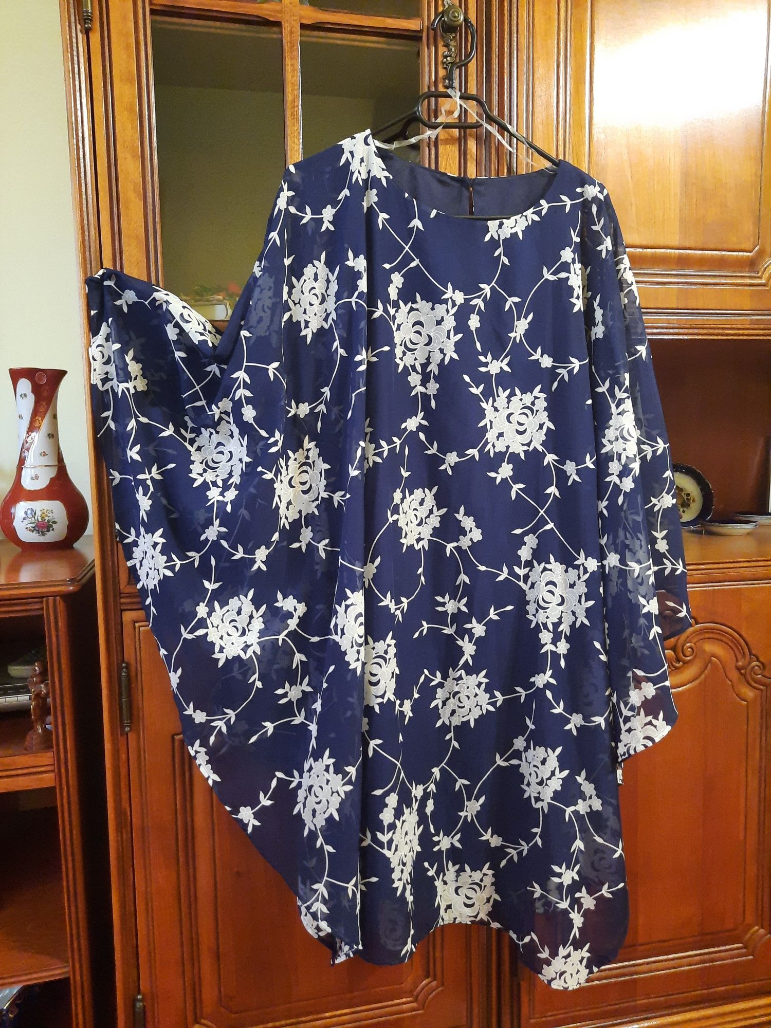 Rochie de ocazie, tip fluture, cu inserații de dantelă