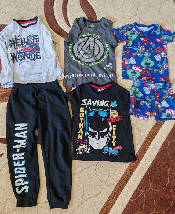 Vând lot haine Marvel