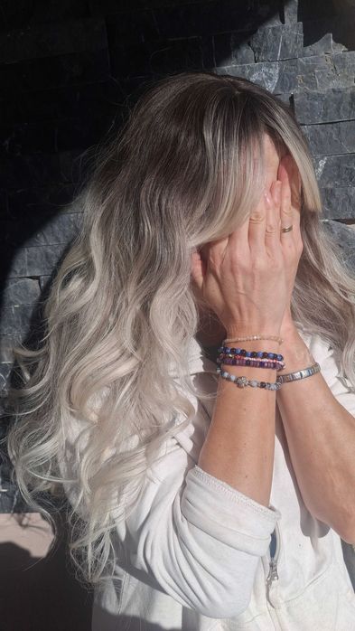 Perucă – blond argintiu ombré, ondulații lejere