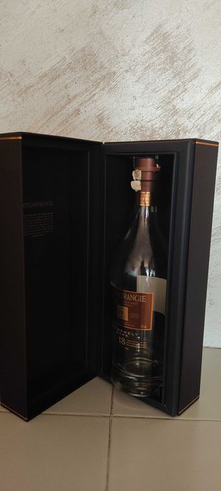 Празни бутилки от уиски в оригиналните им кутии