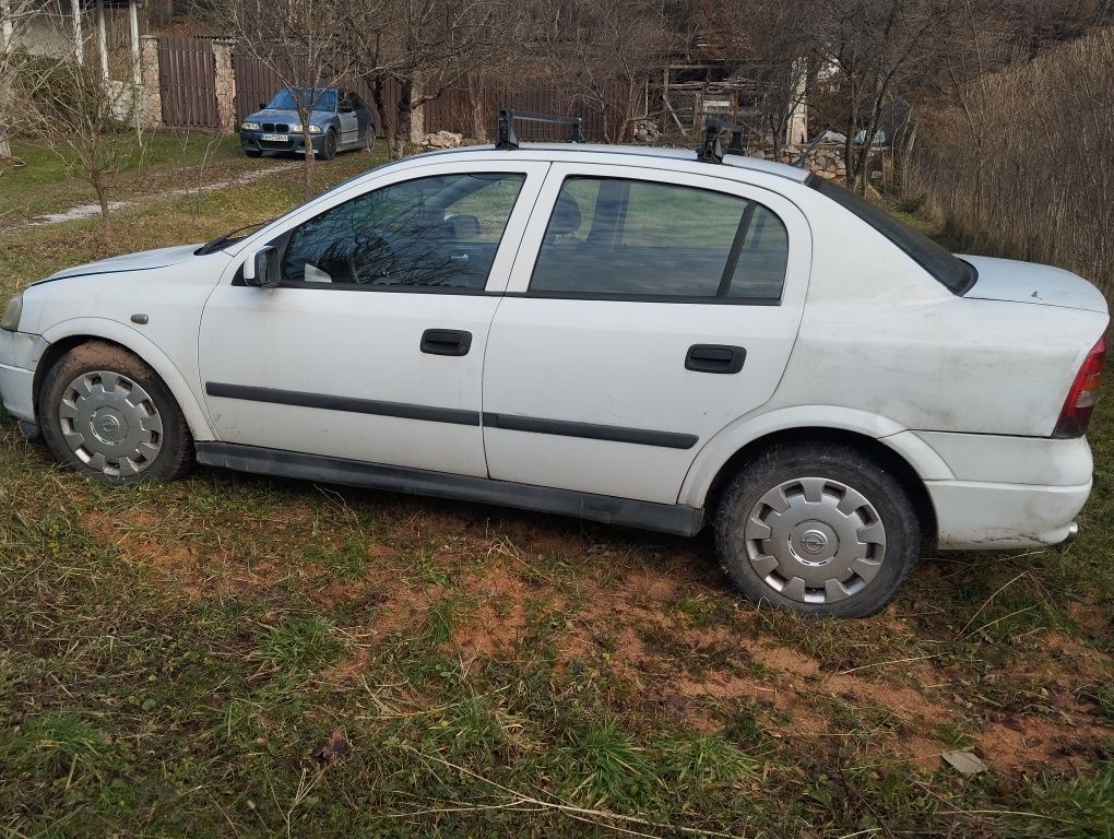 Vând piese Opel Astra g