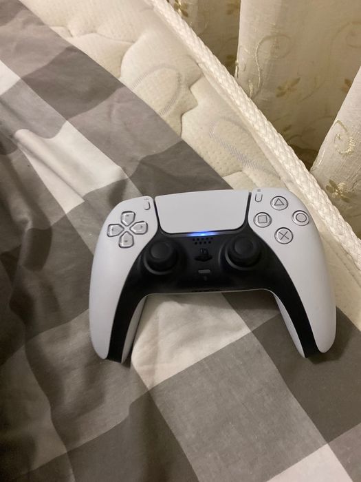 PS5 nou la cutie cu un controler