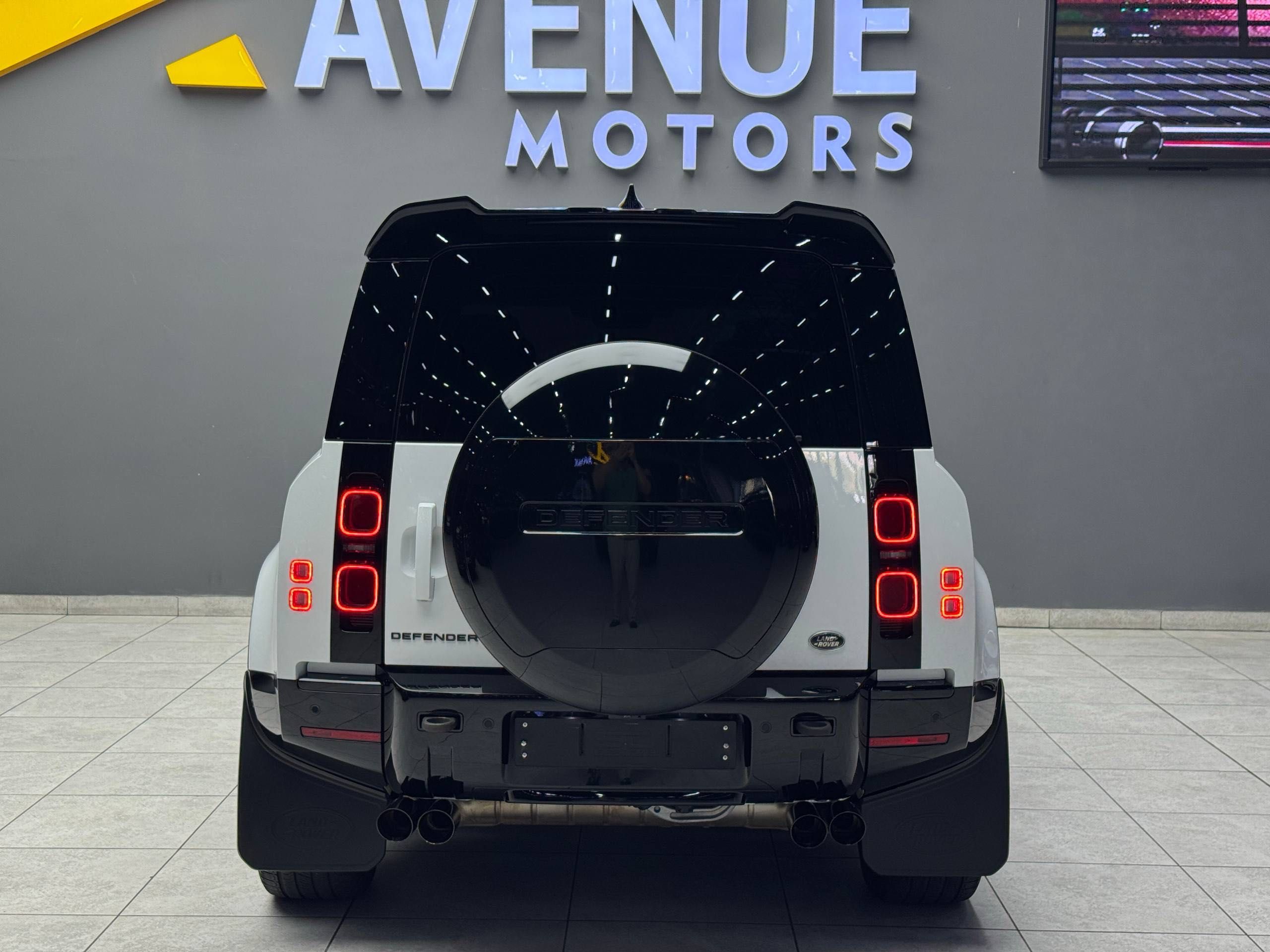 Автосалон Avenue Motors предлагает Land Rover Defender Xdynamic