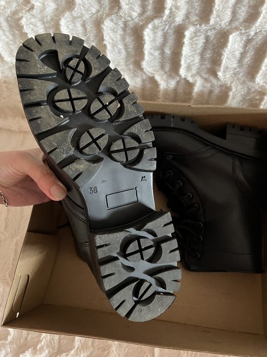 Vând Bocanci negrii simpli cu sireturi.