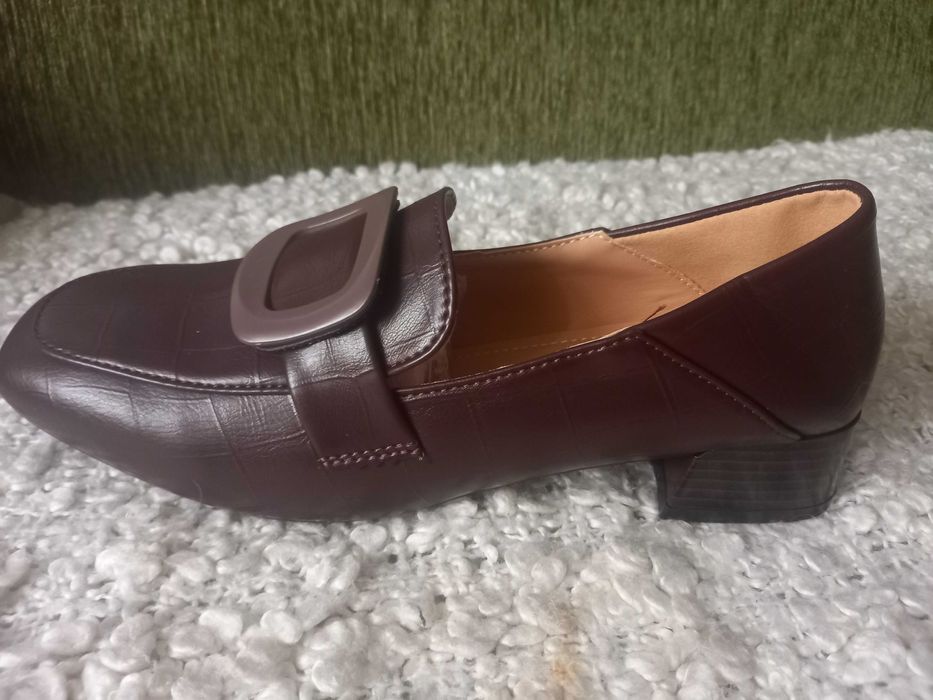 Новые туфли на низком каблуке, продам