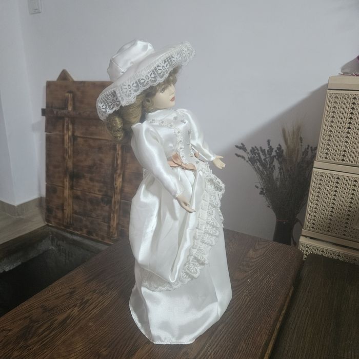 Vând 2 păpuși de portelan