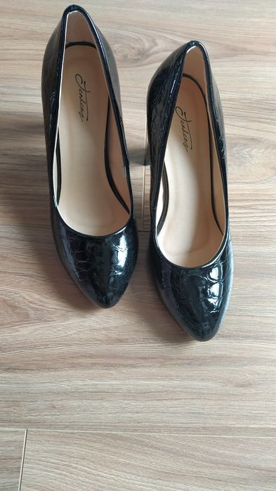 Обувки на ток лак 39