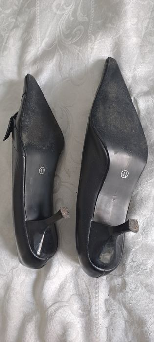 Pantofi negri, mărimea 41, din piele naturală, cu toc și vârf ascuțit