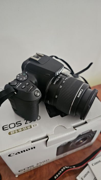 Aparat foto Canon EOS 250D cu obiectiv EF-S 18-55mm