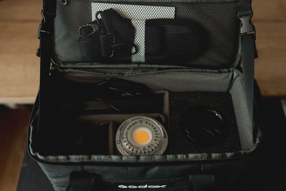 Lampa LED Godox ML60 cu baterii NPF si adaptor bowens!