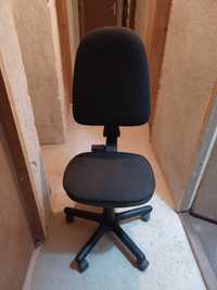 Въртящ стол за компютър на колела