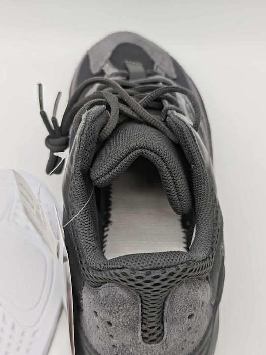 Adidas Yezzy Boost 700