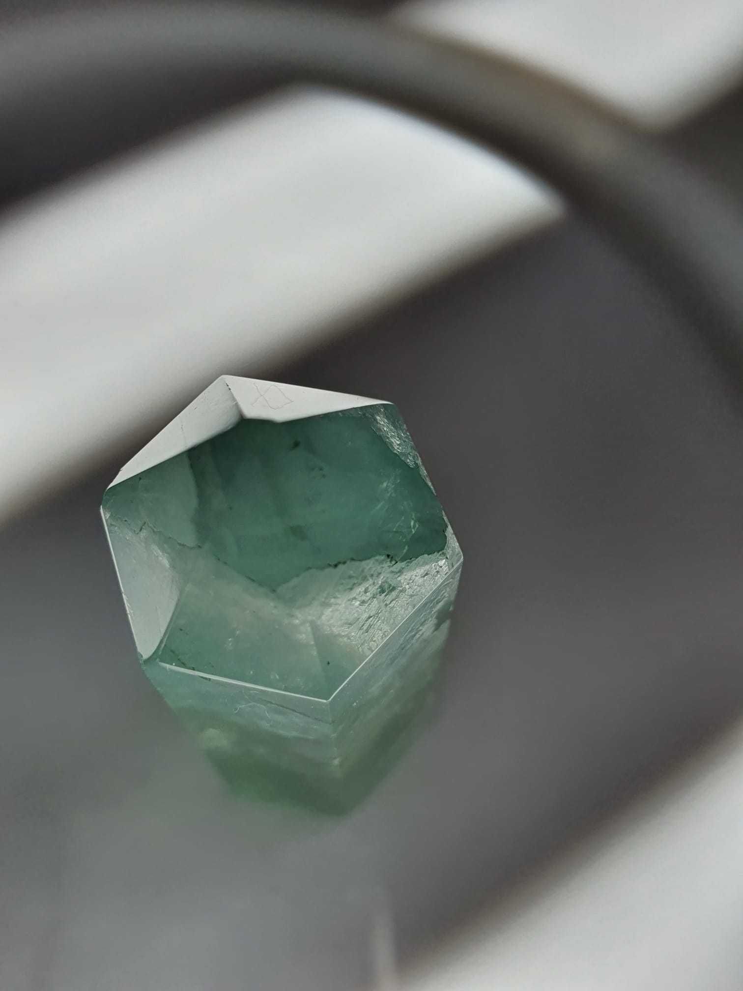 Floare de mina, mineral hexagonal verde transparent