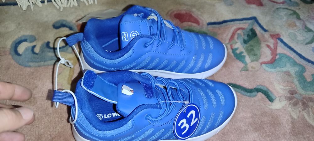 Кроссовки Waikiki  светятся на зарядке