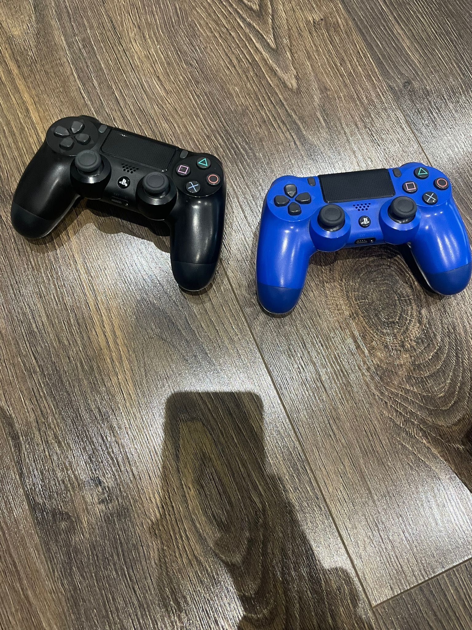 Playstation 4 pro 4k ,1tb , 2 controller , 5 jocuri ,garanție