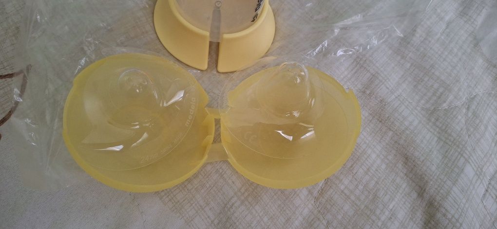 Двуфазна ръчна помпа Medela - Harmony и Силиконови зърна Medela
