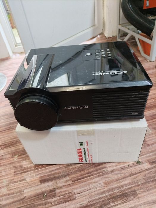 Proiector în perfectă stare atât estetica cât și funcțională