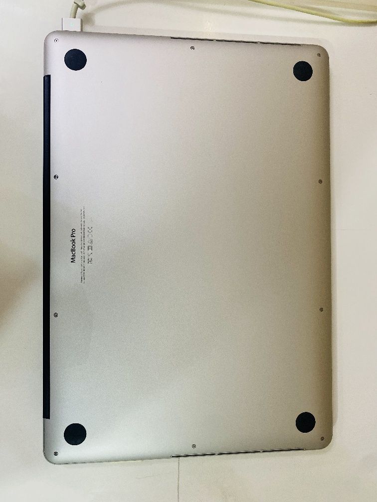 MacBook Pro 15" (mid-2015) — 16GB RAM, 1TB SSD, 2.2 GHz.