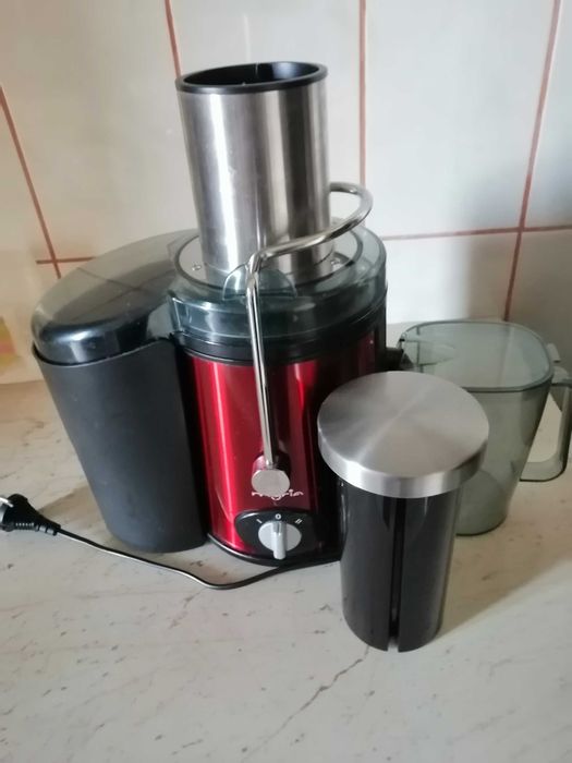 Vând storcator de fructe și legume