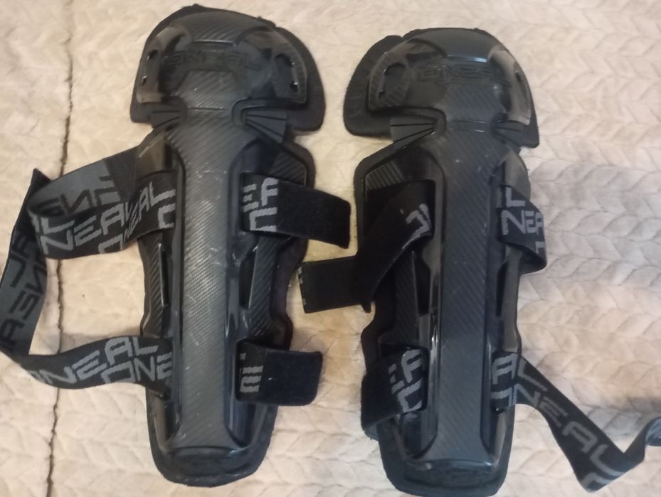 Genunchere carbon