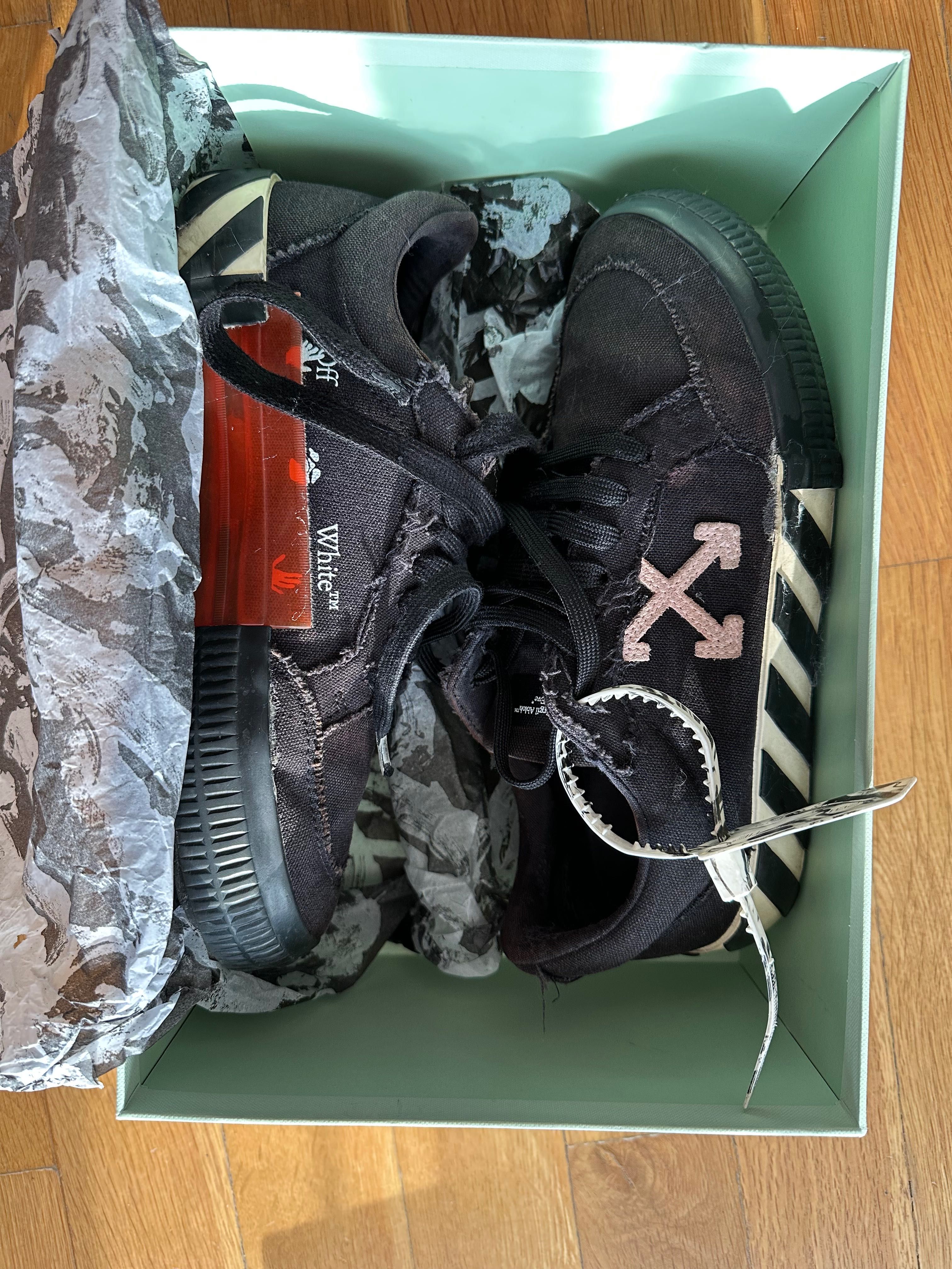 Off white , Toscablue