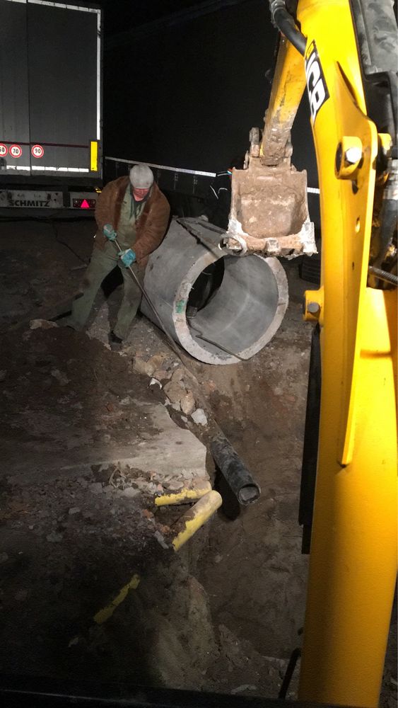 Execut lucrări miniexcavator. Montăm fose septice/instalații sanitare.