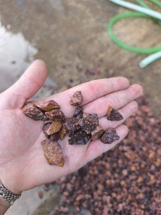 Piatră decorativa concasata granit calcar bej alb găbui