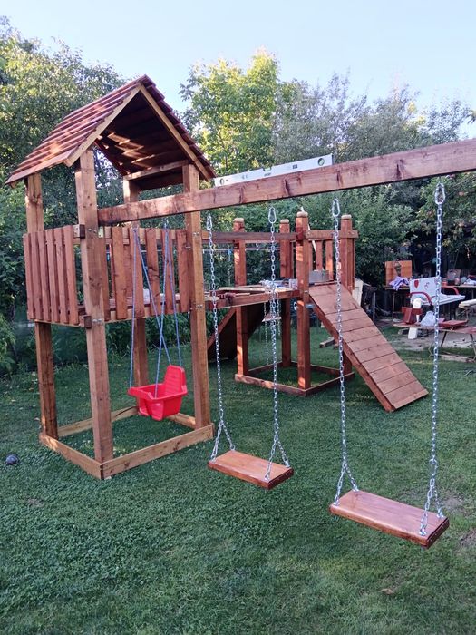 Mese, bănci, spatii de joacă