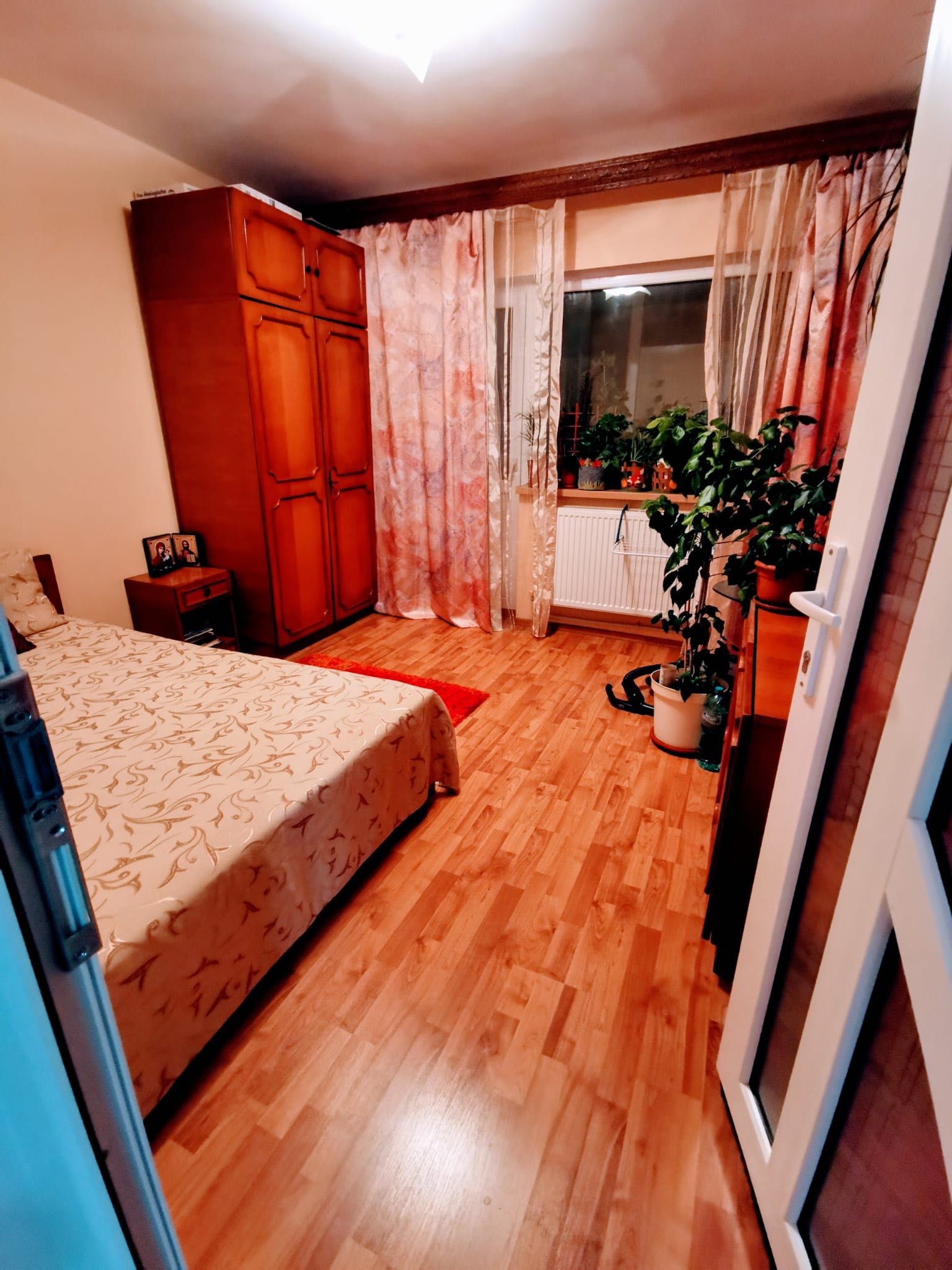 Vand apartament 4 camere decomandat ultracentral Fetesti-Gara
