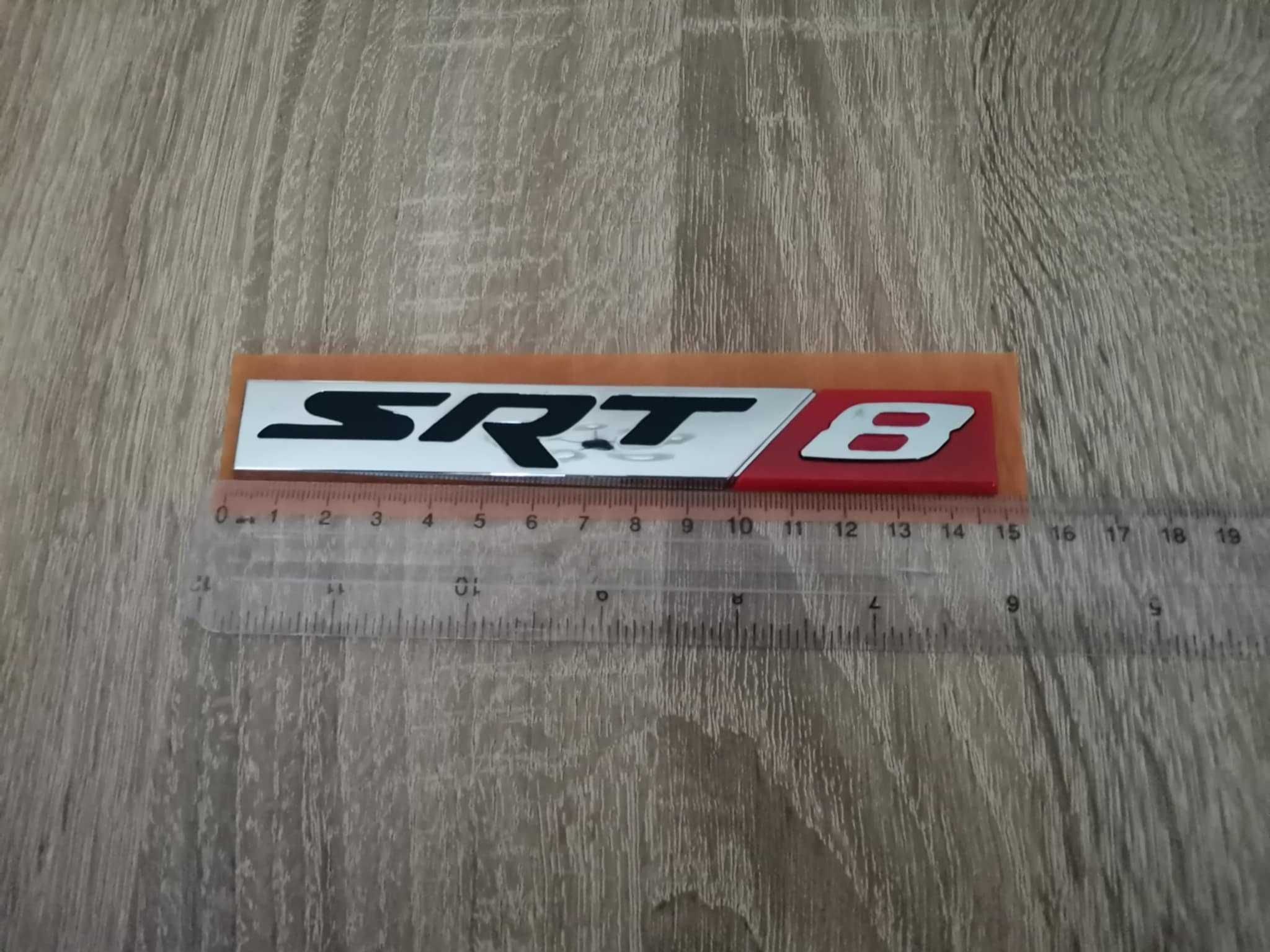 сребриста емблема Dodge SRT8