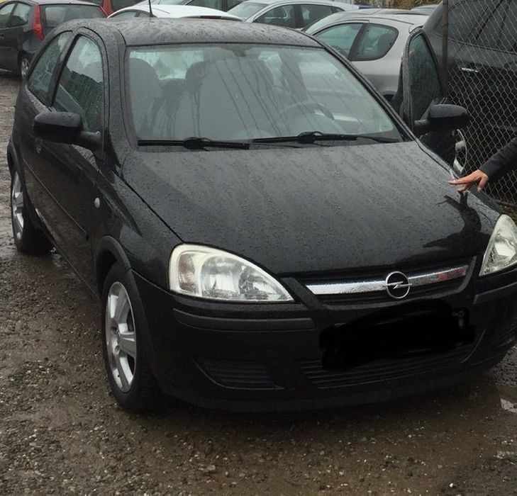 Opel corsa neagră