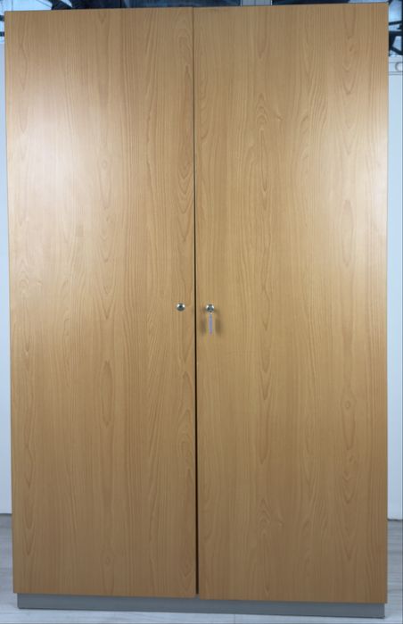 Практичен шкаф за съхранение на папки, книги и други матрияли;